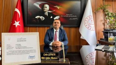 Viranşehir İlçe Millî Eğitim Müdürü Çetin Gören'e Başarı Belgesi