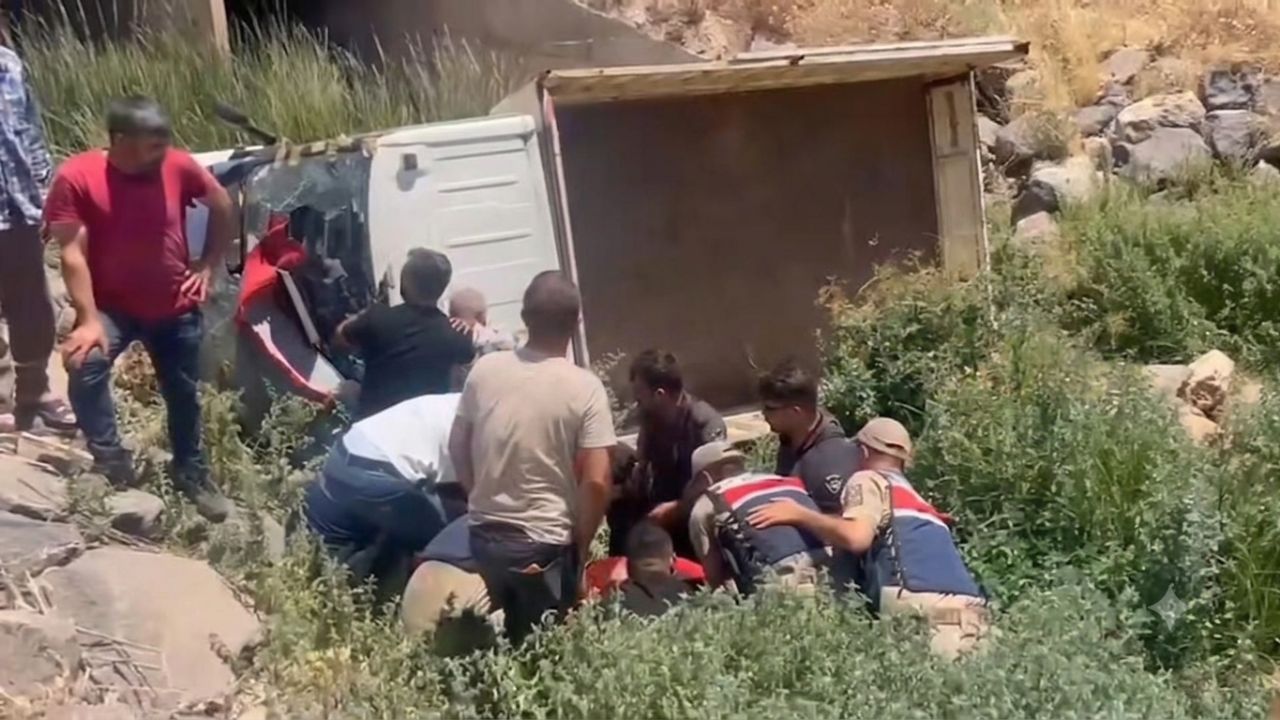 Viranşehir'de otomobil köprüden dereye uçtu: 4 yaralı