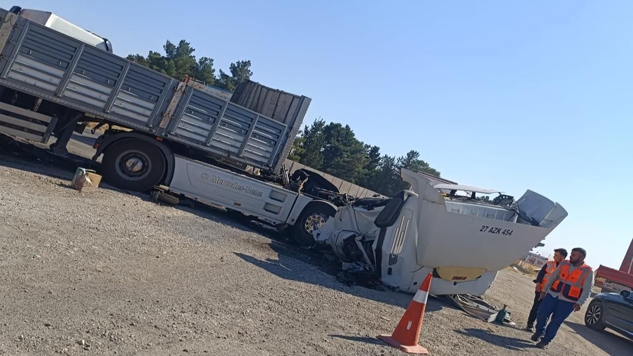 Viranşehir'de Tır ile Kamyon Çarpıştı: 1 Ölü, 1 Yaralı